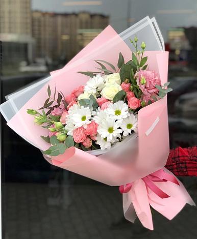 Букет цветов из: Розы, Лизиантусы и Хризантемы в Боево